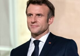 Discret, pe sub masă. Gestul cu care Macron i-a înfuriat și mai tare pe francezi (Video)