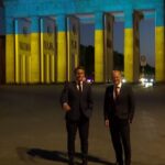 Macron şi Scholz îşi arată sprijinul deplin pentru Ucraina în faţa Porţii Brandenburg (Video)