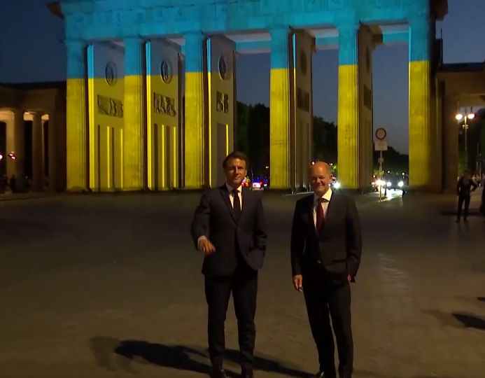Macron şi Scholz îşi arată sprijinul deplin pentru Ucraina în faţa Porţii Brandenburg (Video)