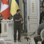 Zelenski l-a decorat pe Patron, câinele care a ajutat la găsirea de mine lăsate de ruşi (Video)