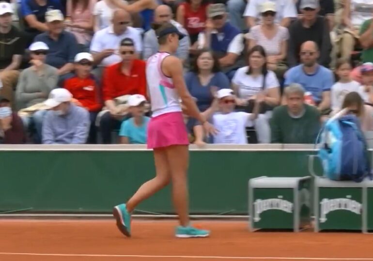 Irina Begu, incident teribil la Roland Garros: Racheta aruncată de ea a făcut un copil să plângă. S-a calificat în turul 3