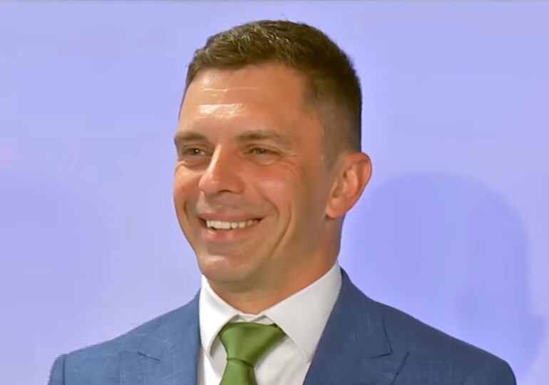 Ministrul Eduard Novak, lăsat fără cuvinte când a fost pus să recite imnul României: "Da, da" (Video)