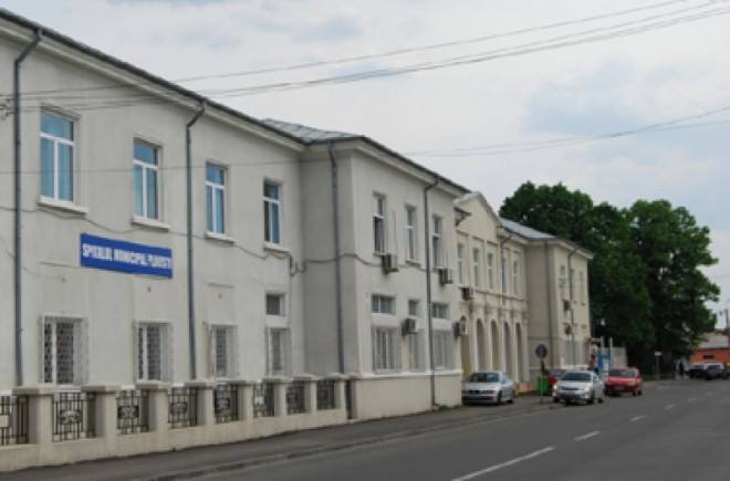 Verificări la Spitalul Municipal Ploieşti, după ce un om a murit în faţa unităţii. Paznicul nu ar fi intervenit
