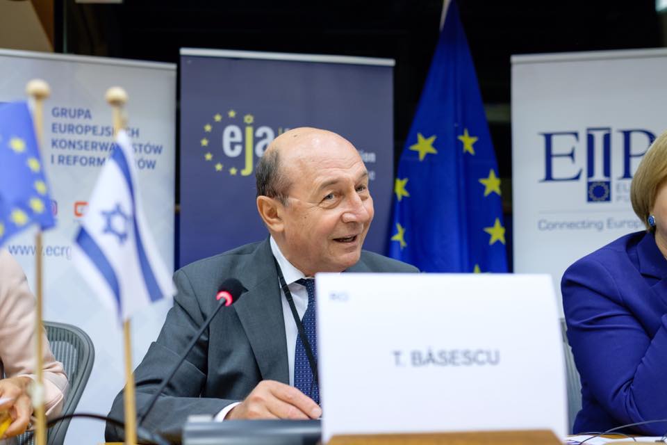 Traian Băsescu: Guvernul ar trebui să facă acord cu FMI. Politicienii care refuză vor să-și ”facă de cap” cu bugetul