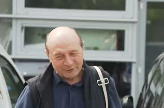 Traian Băsescu, pus să sufle în fiolă după ce a provocat un accident ușor