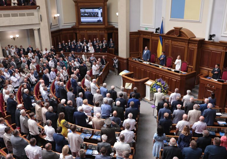Parlamentul ucrainean a suspendat partidele pro-ruse