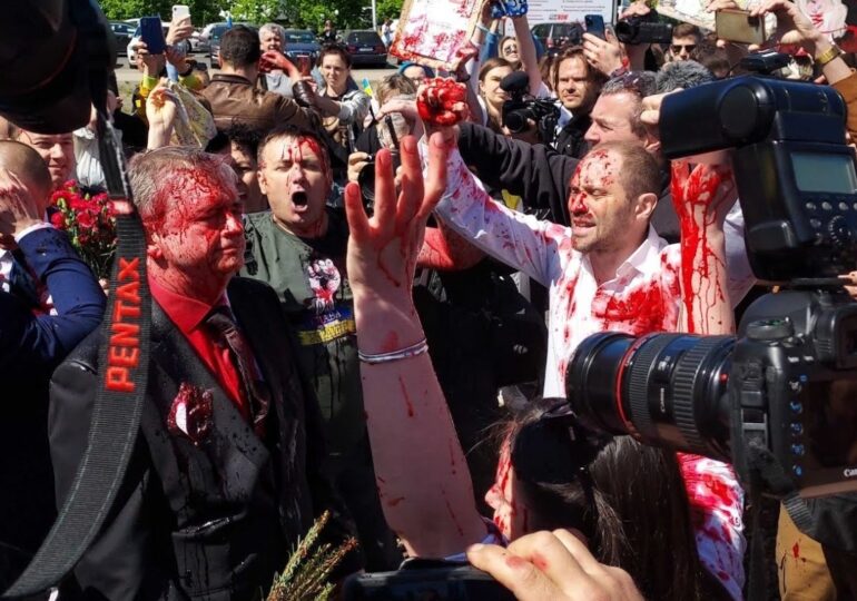 Ambasadorul Rusiei în Polonia a fost atacat cu vopsea roșie (Video)