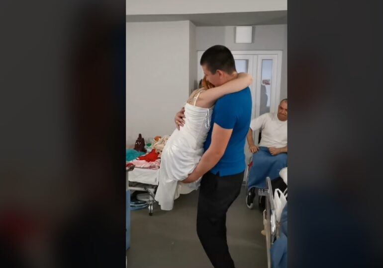 O tânără rămasă fără picioare din cauza unei bombe dansează cu soțul ei, în spital. Imaginile le-au dat speranță ucrainenilor (Video)
