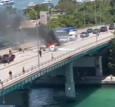 Un avion s-a prăbușit pe un pod din Miami. O persoană a murit și cinci au fost rănite (Video)
