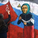 Cine e „bătrâna cu steagul roșu” și cum a transformat-o propaganda rusă în simbolul invaziei în Ucraina (Foto & Video)