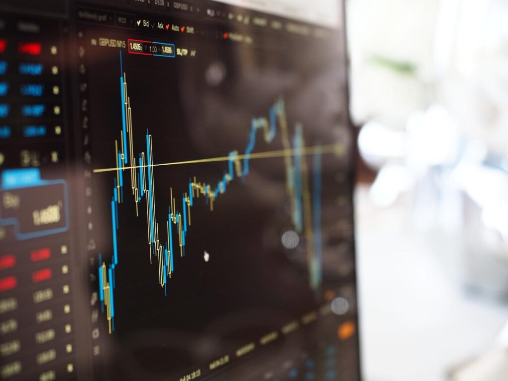 Bursele europene închid ușor în scădere, euro atinge un nou maxim, prețul aurului crește vertiginos