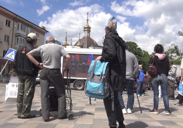 Camioane cu ecrane imense care difuzează posturi TV din Rusia au invadat străzile din Mariupol