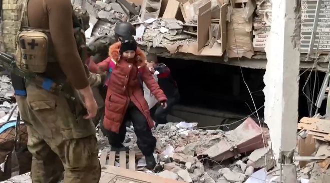 Primele imagini cu civilii evacuați din buncărele de la oțelăria Azovstal din Mariupol (Video)
