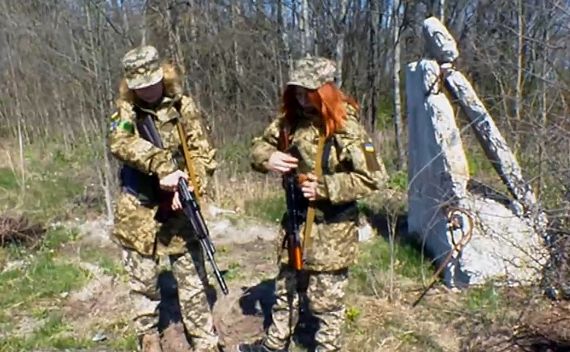 Femei pe frontul din Ucraina: Doar prima oară este greu să ucizi (Video)