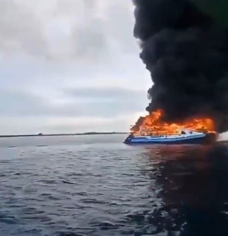 Un feribot a luat foc în Filipine. Imagini impresionante cu flăcările uriaşe şi operaţiunea de salvare (Video)