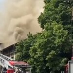 Incendiu puternic în Centrul Vechi al Bucureștiului. Ard sute de metri de acoperiș și zeci de pompieri luptă cu flăcările