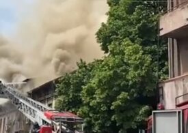 Incendiu puternic în Centrul Vechi al Bucureștiului. Ard sute de metri de acoperiș și zeci de pompieri luptă cu flăcările