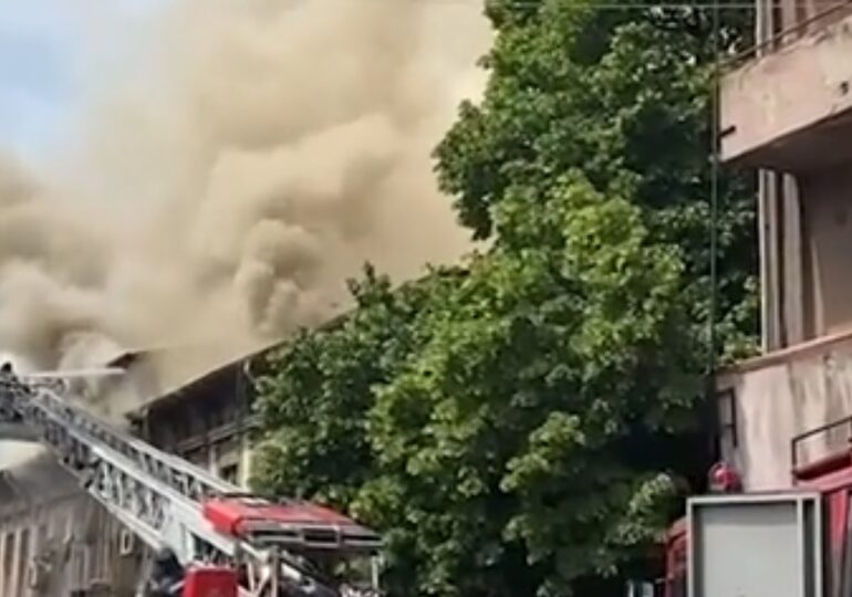 Incendiu puternic în Centrul Vechi al Bucureștiului. Ard sute de metri de acoperiș și zeci de pompieri luptă cu flăcările