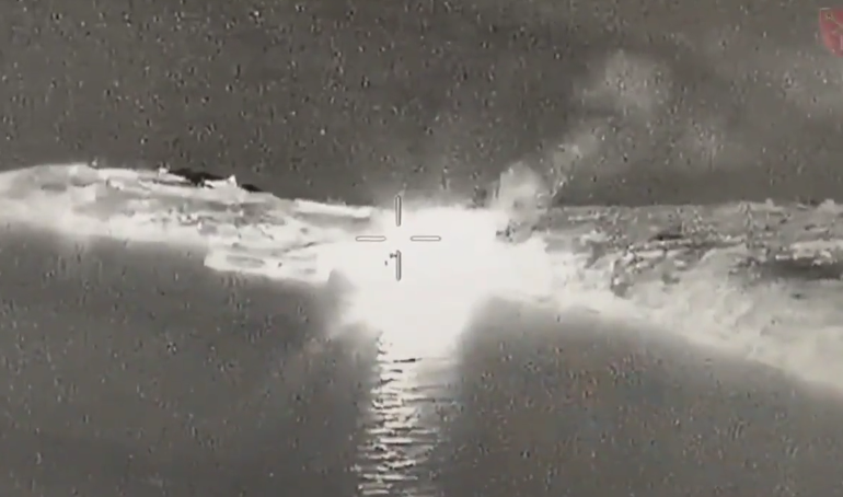Ucraina susţine că o dronă Bayraktar a distrus încă o navă rusească și arată filmarea (Video)