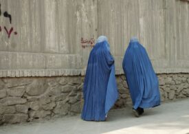 Talibanii le obligă din nou pe femei să-și acopere fața când ies din casă