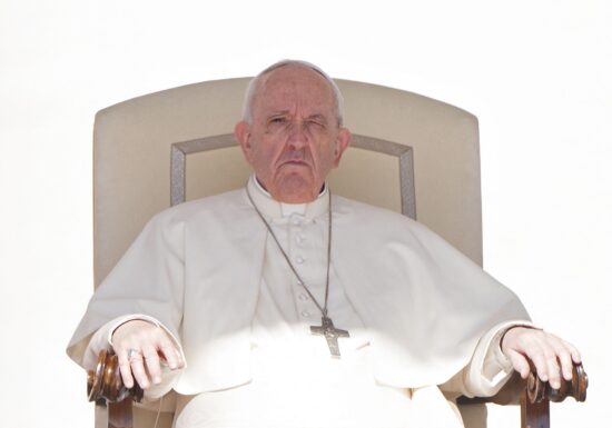 Scandal la Vatican: Un arhiepiscop a fost excomunicat, după ce a refuzat să recunoască autoritatea Papei