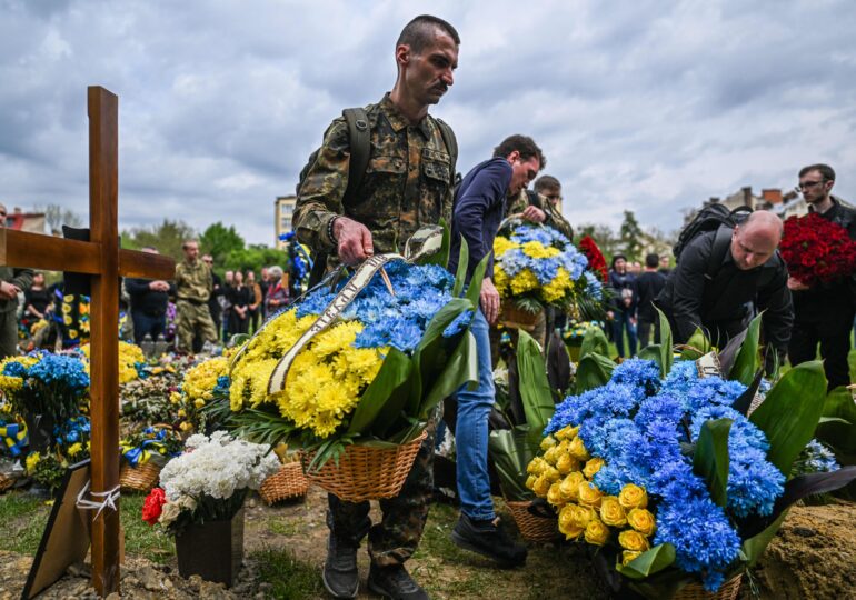 Ziua 80 de război: Pusă pe fugă, Rusia vorbește de „război hibrid total” cu Occidentul și vrea să anexeze ce apucă din Ucraina (Foto & Video)