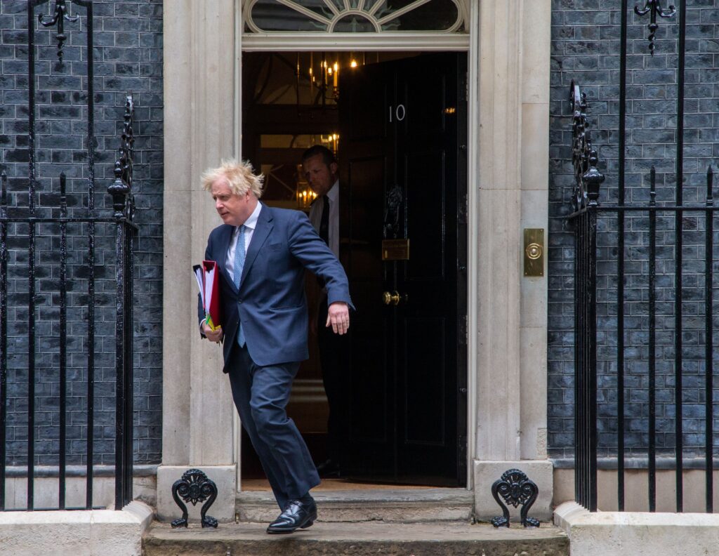 Beții, scandaluri și dezmăț cu Boris Johnson
