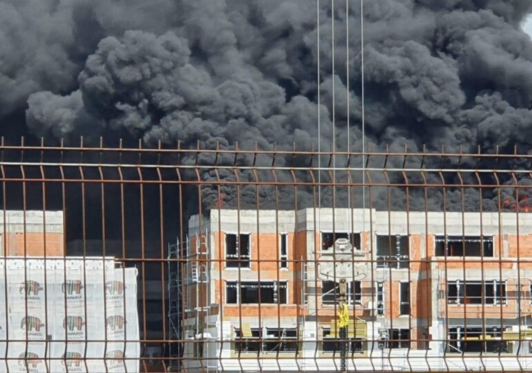 Incendiu puternic într-o zonă comercială din nordul Capitalei (Foto&Video)
