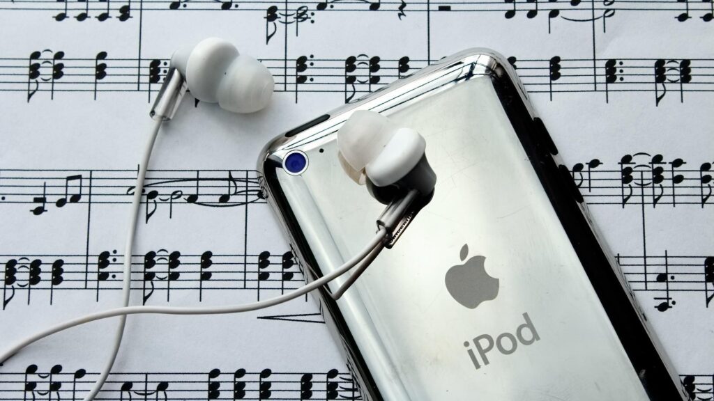 Se întorc iPod-urile. De ce tot mai mulți tineri, dar și adulți cumpără gadgeturi din altă epocă