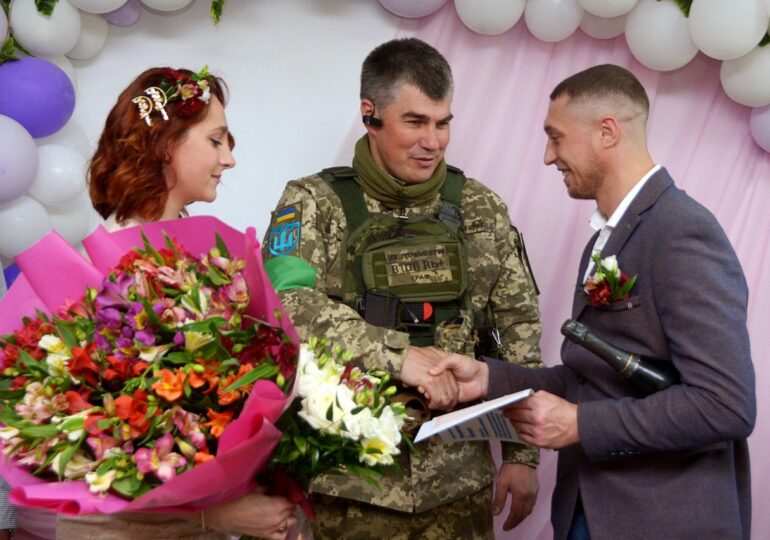 Un soldat ucrainean luat prizonier pe Insula Șerpilor s-a întors acasă și s-a căsătorit (Foto)