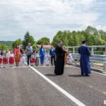 Un pod din Argeș a fost inaugurat cu apă sfințită, mir și copii în costume populare. Primar: Sunteți niște fericiți! (Foto)