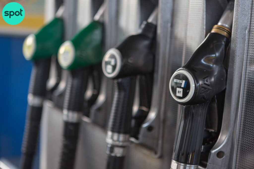 Cu cât se vând benzina și motorina azi. Unde pot găsi șoferii din Capitală și din marile orașe cei mai ieftini combustibili