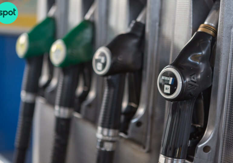 Ordonanța privind reducerea cu 50 de bani a prețului la carburanți va fi adoptată abia miercuri. PSD revine cu propuneri, dacă nu se văd efectele