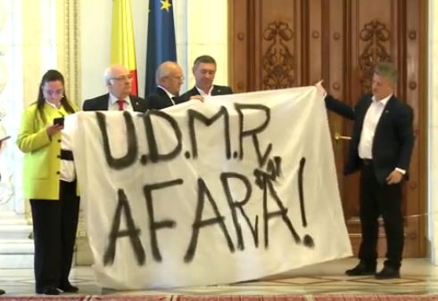 Parlamentarii AUR fac scandal la uşa lui Ciolacu: Cer scoaterea UDMR de la guvernare (Video)