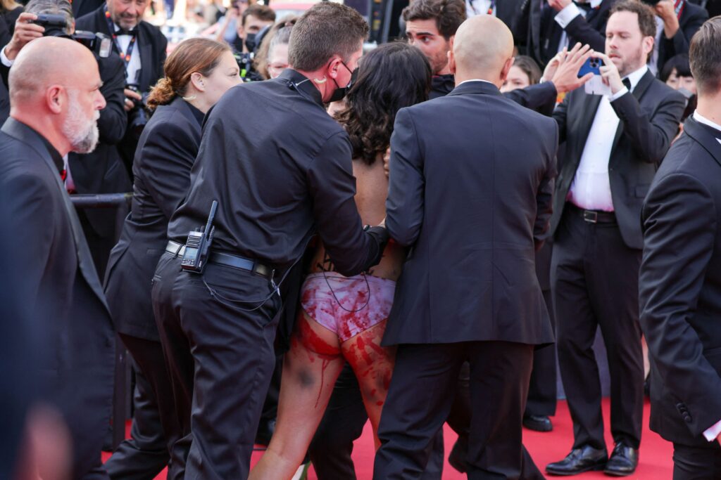 Protest nud pe covorul roșu de la Cannes: Nu ne mai violați! (Galerie foto)