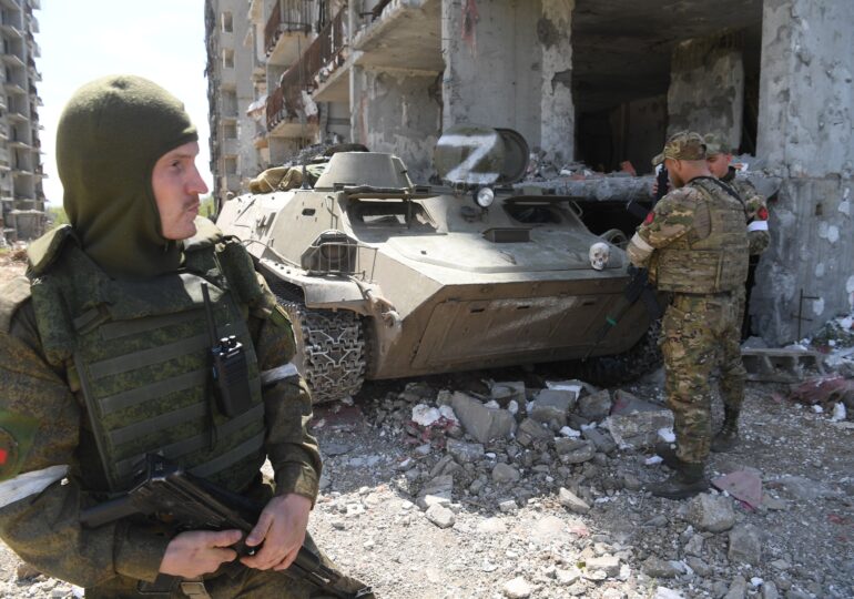 Ruşii pregătesc o paradă falsă pe ruinele Mariupolului, cu civili pe post de soldați luați prizonieri