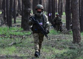 Crimă de război, surprinsă pe video în Ucraina: Soldații ruși împușcă doi civili neînarmați (Video)