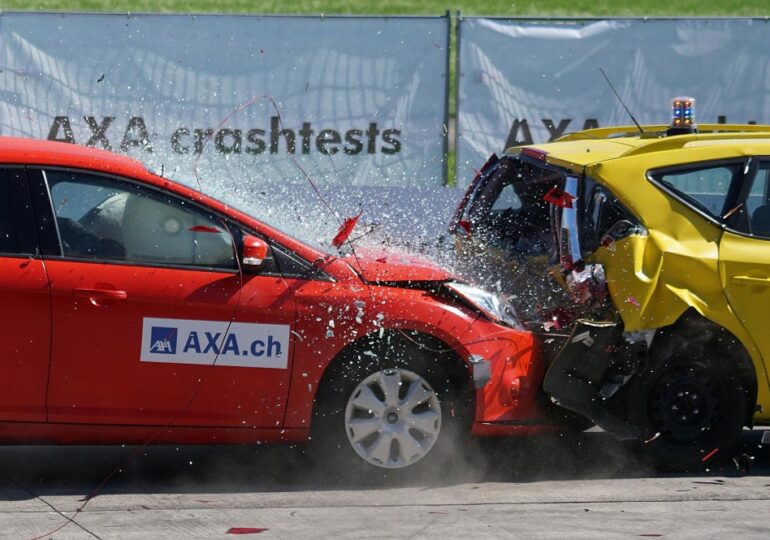 Femeile au un risc dublu de a rămâne blocate în mașină, după un accident - studiu
