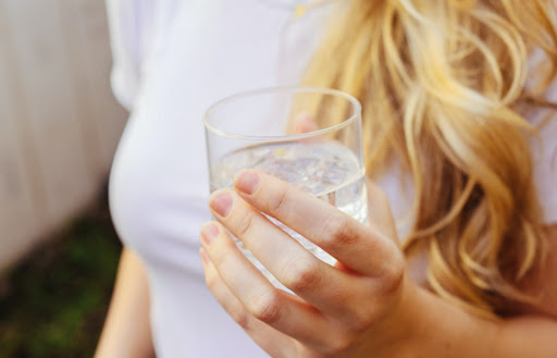 7 beneficii mai puțin cunoscute ale apei alcaline