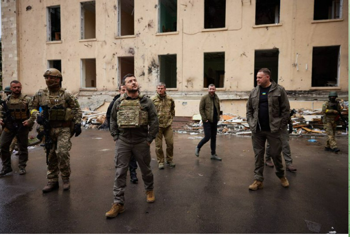 Rușii au bombardat Harkovul, la câteva ore după vizita lui Zelenski. <span style="color:#990000;font-size:100%;">UPDATE</span> Ce mesaj le-a transmis militarilor președintele ucrainean (Galerie foto)