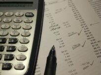 Bloomberg: Amânarea de către România a măsurilor de corecție bugetară îi îngrijorează pe investitori