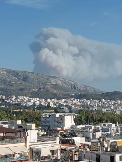 Incendiu puternic de vegetație lângă Atena, locuitorii sunt evacuați (Video)