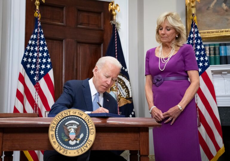 Biden a semnat o lege restrictivă pentru armele de foc, un succes de neimaginat înainte de atacurile care au îndoliat SUA