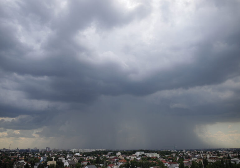 Cod galben de ploi torenţiale în toată ţara şi vremea se răcește brusc în Bucureşti: O scădere de 10 grade de la o zi la alta