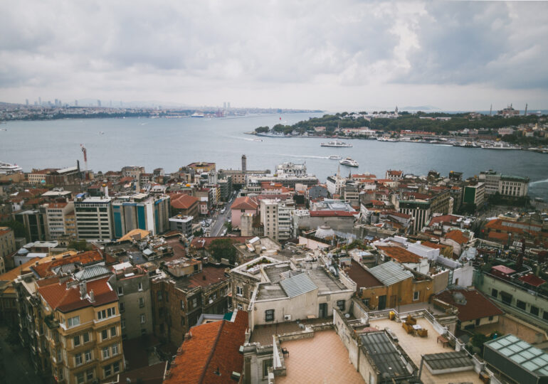 Rușii investesc masiv în locuințe în Turcia, iar dacă sunt scumpe primesc și cetățenia