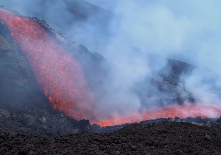 Imagini uluitoare cu erupţia muntelui Etna, cel mai înalt vulcan activ din Europa (Galerie video)