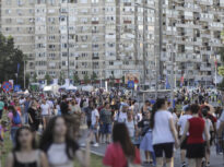 oameni mulțime străzi deschise