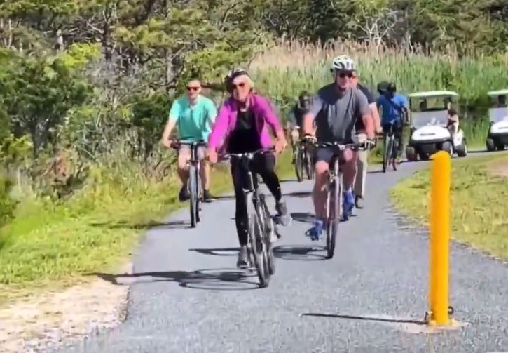 Joe Biden a căzut de pe bicicletă (Foto&Video)