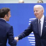 Macron l-a întrerupt pe Biden la G7, pentru a-i vorbi despre producția de petrol (Video)