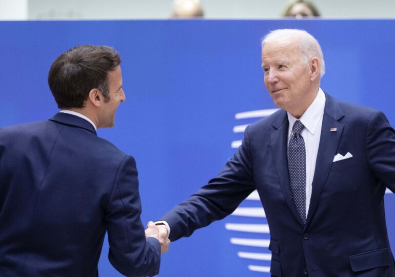 Macron l-a întrerupt pe Biden la G7, pentru a-i vorbi despre producția de petrol (Video)